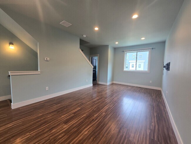 Building Photo - Beautiful 2 bed 1.5 bath townhome