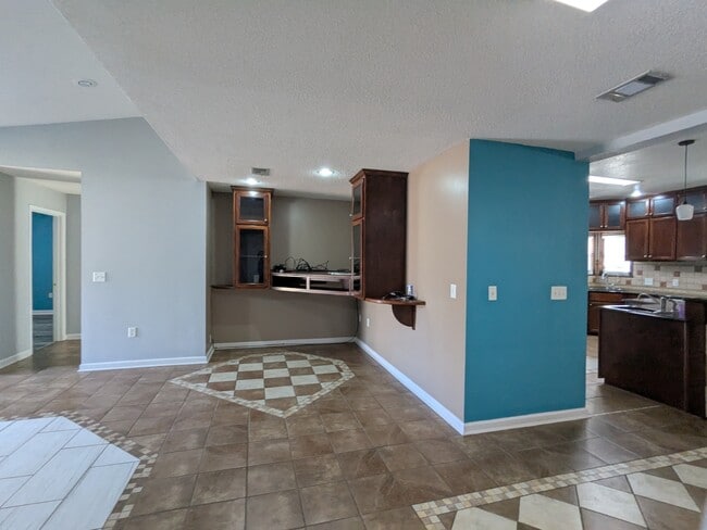 Building Photo - 1515 Hall Way