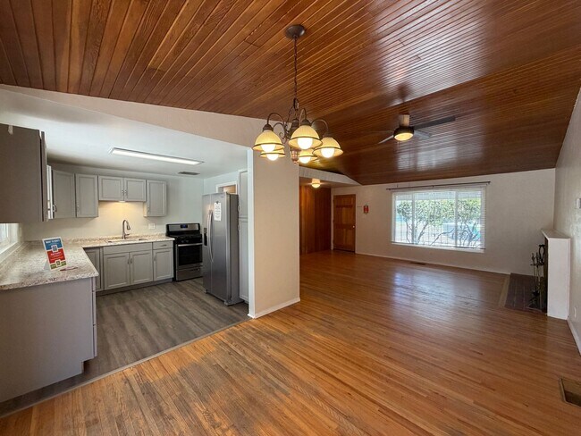 Building Photo - 2838 La Veta Dr