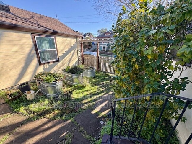 Building Photo - 400 Upham St