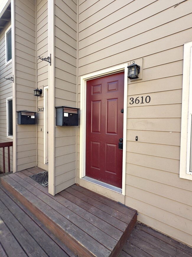 Building Photo - 3610 S Kelly Ave