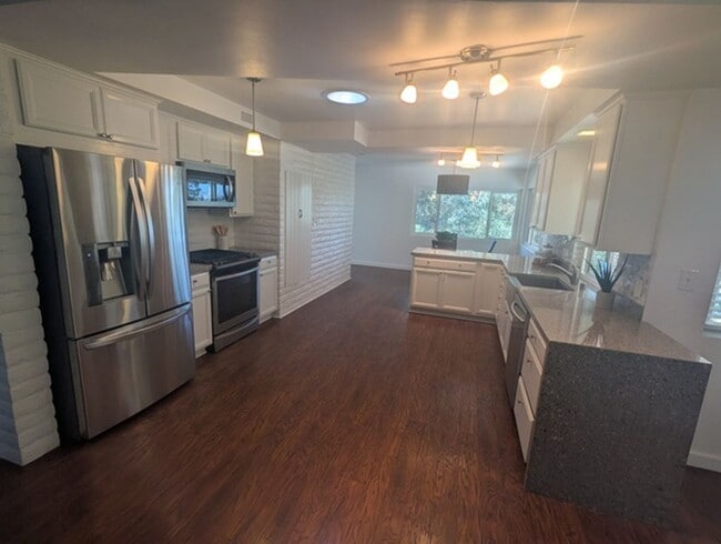 Building Photo - 3 Bed - 2 Bath House with Solar & Mountain...