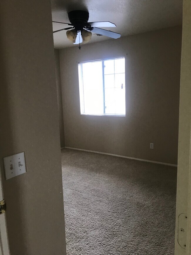 Building Photo - Occupied - 2 Bedroom 1 Bath - Contact Property Pros Property Management