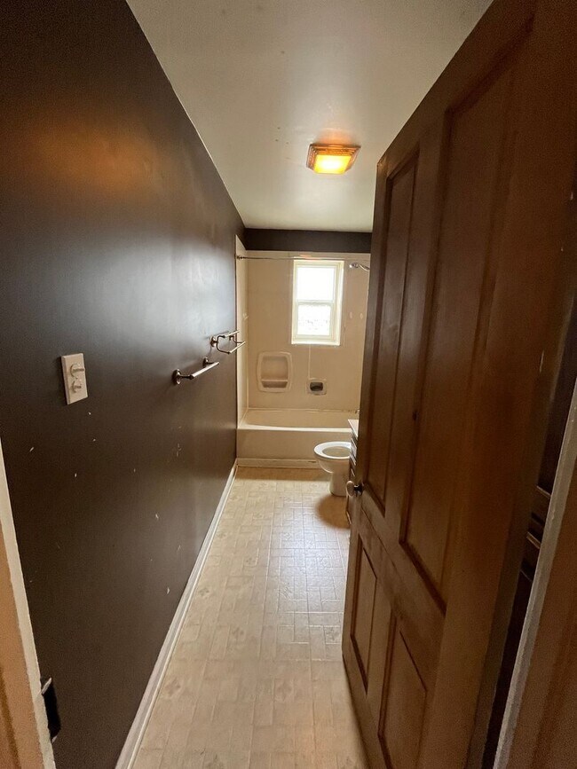 Building Photo - Spacious 4-5 Bedroom, 1.5 Bathroom 2-Story...