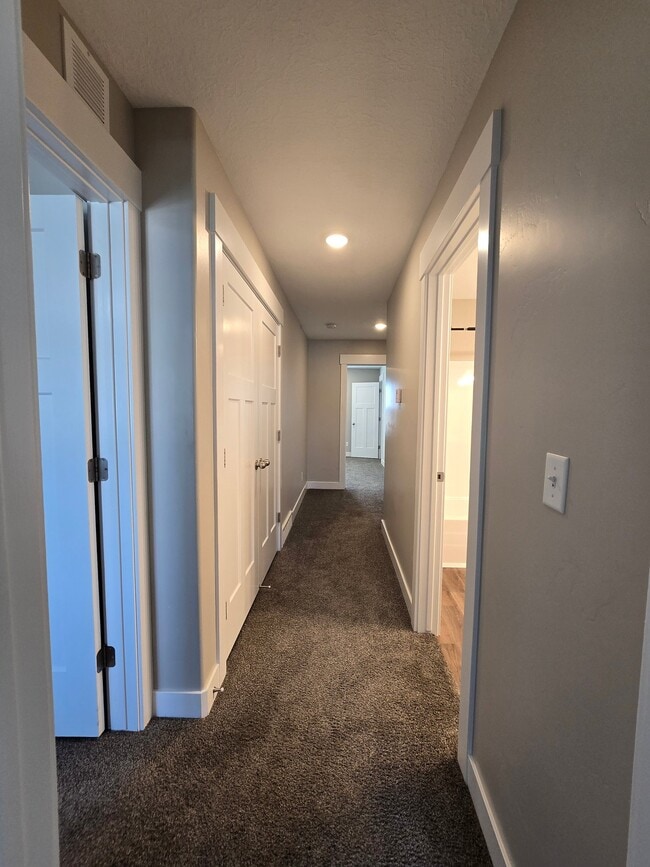 Building Photo - 1720 Stone Creek Way