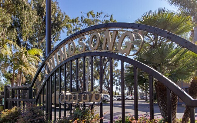 Building Photo - Spacious 2 Bedroom/ 2 Bath in the Highly D...