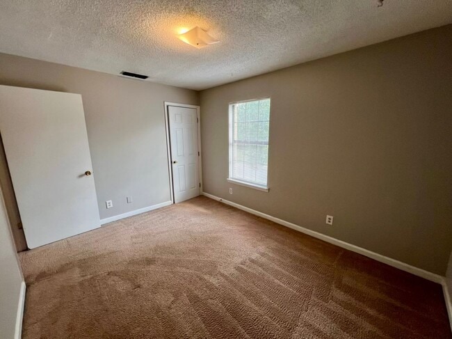 Building Photo - 2 Bed, 1.5 Bath Townhouse with Fireplace in Murfreesboro