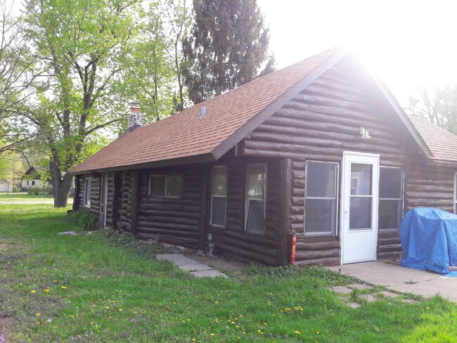 Building Photo - 4900 Parkview Dr