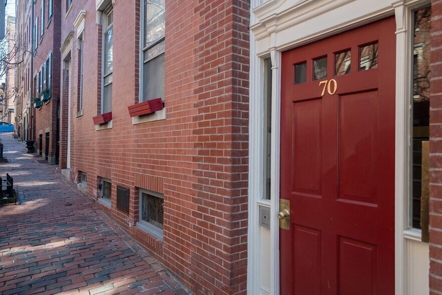 Building Photo - 70 Phillips St