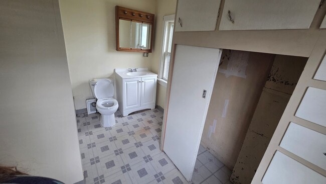 Building Photo - 2 bedroom 1 bath house