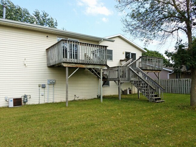 Building Photo - 735 10th Ave N