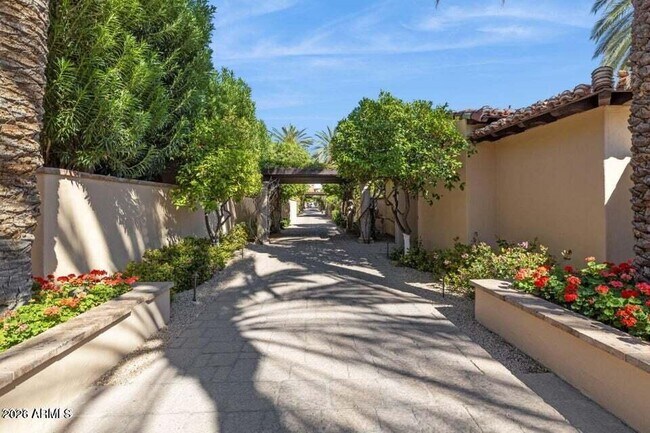 Building Photo - 4949 E Lincoln Dr