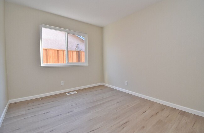 Building Photo - COMING SOON | $4,090 / 4 BR - GORGEOUS REMODELED PARKMONT HOME IN CENTRAL FREMONT