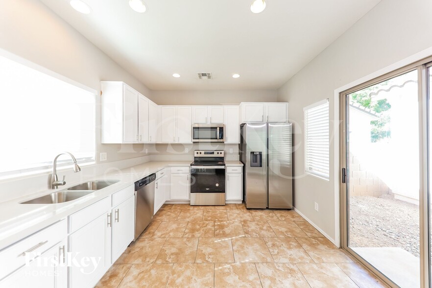 Building Photo - 4680 E Laurel Ave