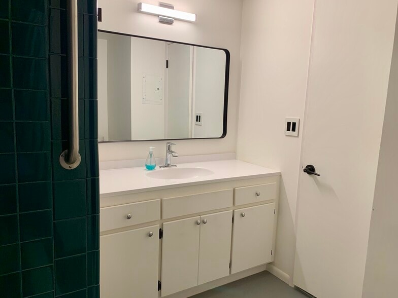 Main bathroom - 6393 Desert Queen Ave