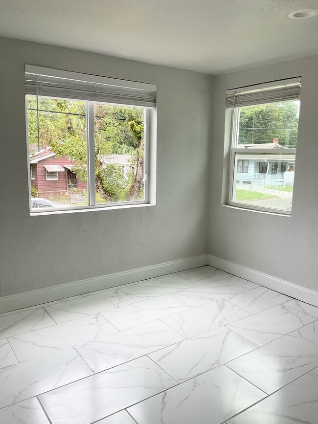 Building Photo - 1356 W 24th St