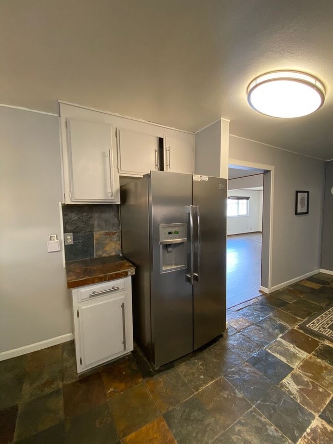 Building Photo - Cul-De-Sac Location, beautiful single leve...