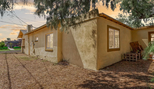 Building Photo - FULLY REMODELED HOME WITHIN A SHORT DISTAN...
