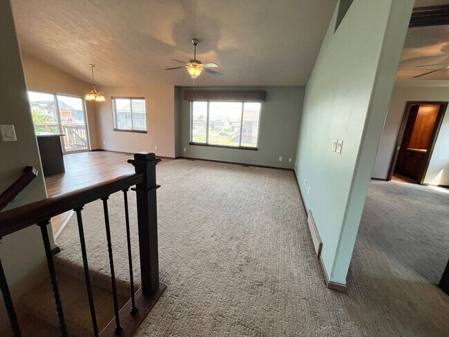 Building Photo - Gorgeous 4 Bed/3 Bath Home in Great Location!