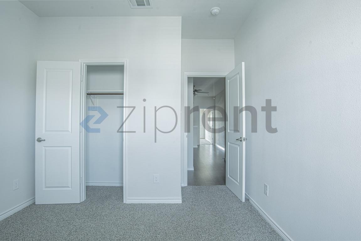 Building Photo - Unit