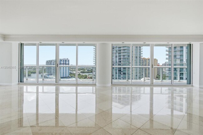Building Photo - 16500 Collins Ave