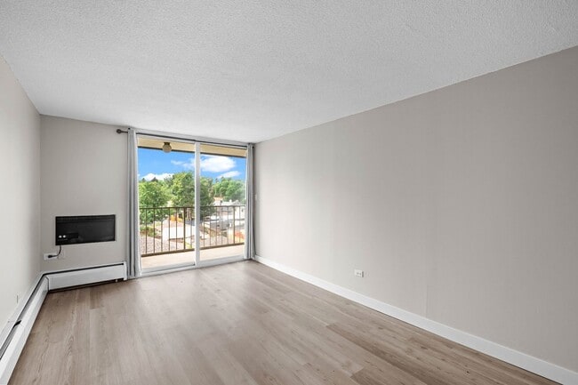 Building Photo - Updated 2-bedroom condo in Denver!
