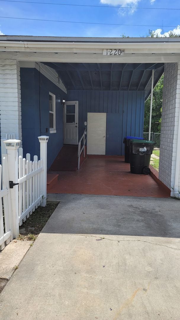 Building Photo - 4 Bedroom, 2 bath in Orlando. Fenced in ya...