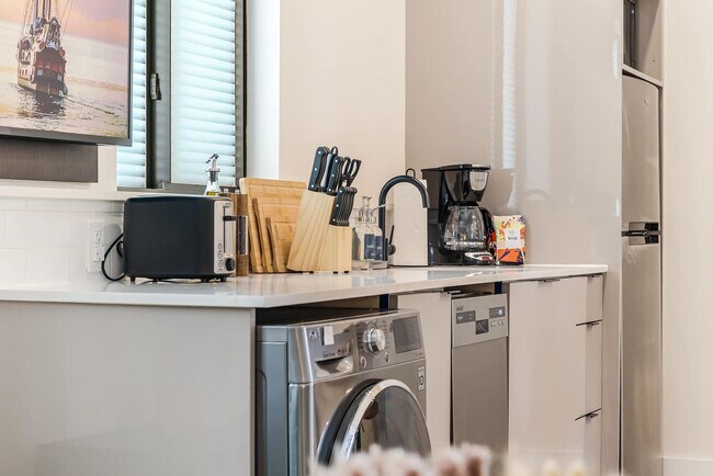 Building Photo - 3031 NE 4th Ave