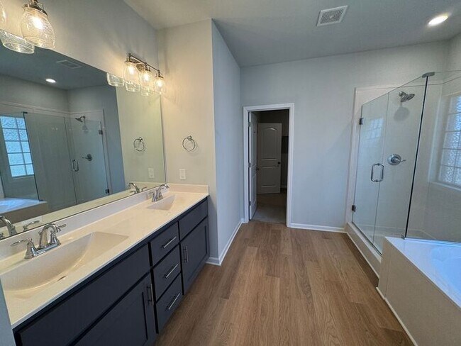 Building Photo - Spacious home with a fence, in PRIME location with a move in special