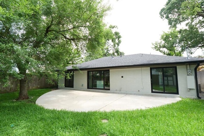 Building Photo - 2219 Chantilly Ln