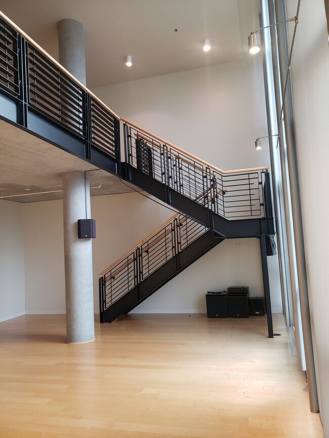 Building Photo - Wonderful Two story Penthouse Condo! Water...