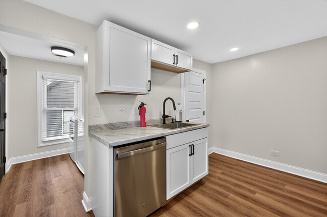 Building Photo - 305 W Exchange St