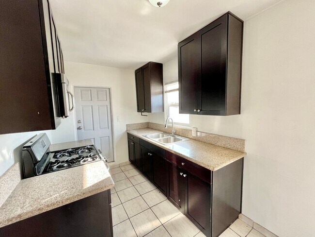 Building Photo - $200 OFF First Month's Rent! Upstairs 1 Be...