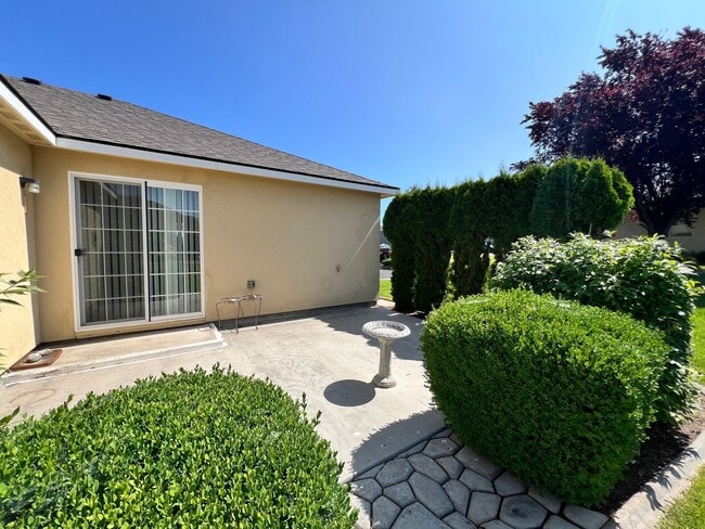 Building Photo - Well Maintained Home in Pelican Point Comm...