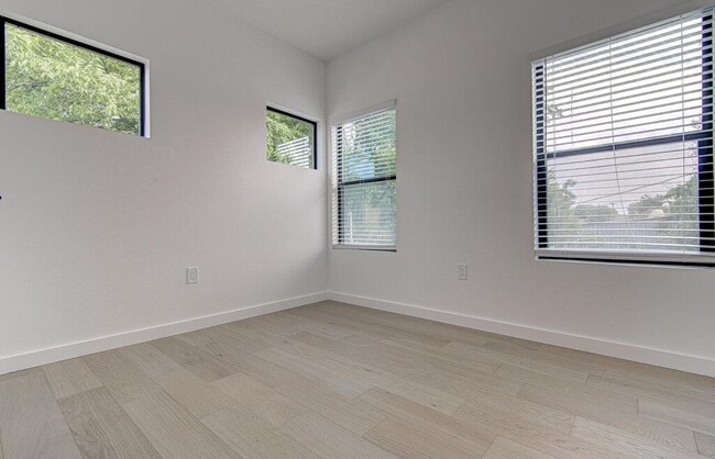 Building Photo - 2530 Steck Ave