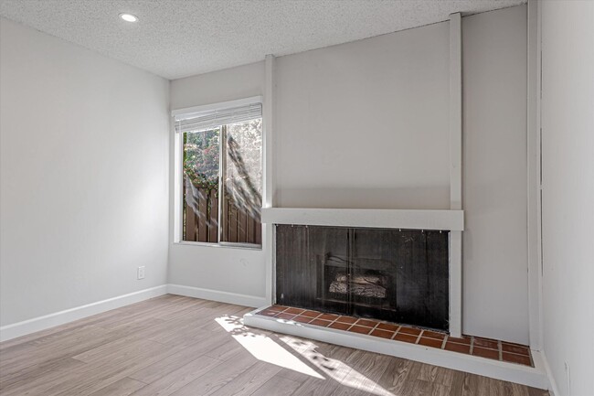 Building Photo - Fully Renovated, 4 Bedroom Townhome Availa...