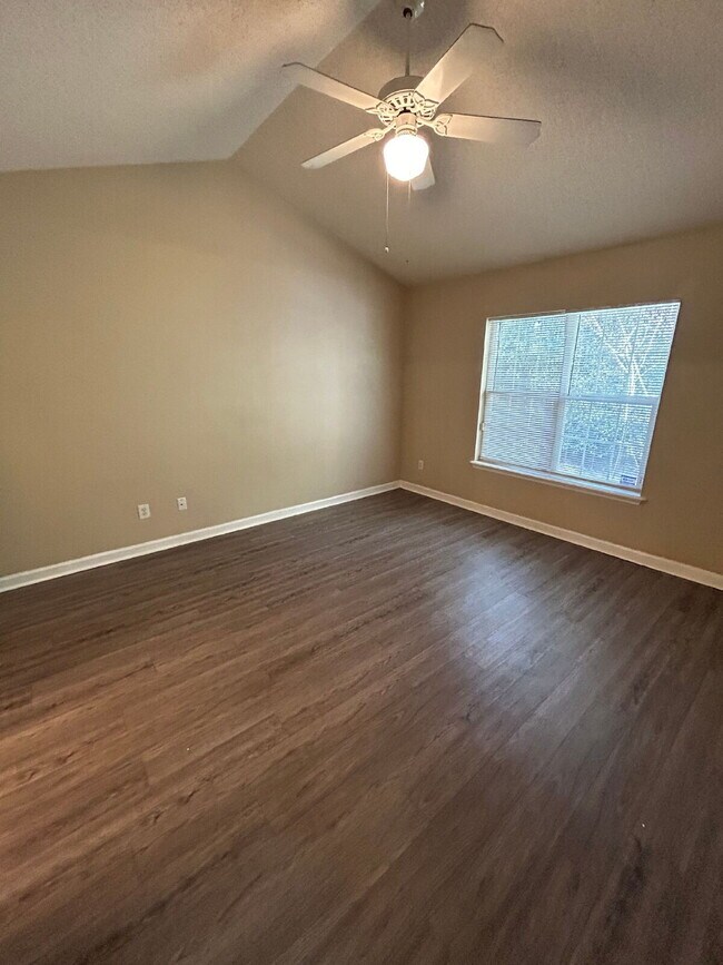 Building Photo - 2 bed/2 bath with new paint and flooring! Pets are welcome! New Back Porch!