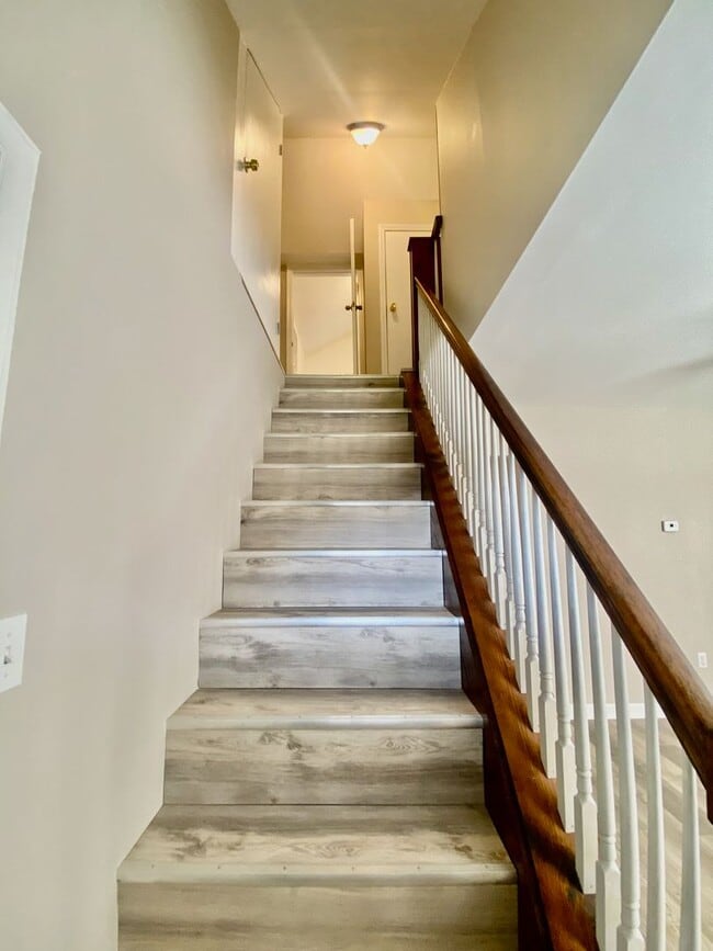 Building Photo - SPACIOUS 4 BED/2 BATH HOUSE-Luxury Vinyl F...