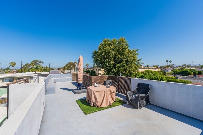 Building Photo - Stunning Custom Home in Del Rey
