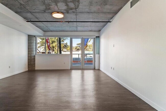 Building Photo - 5750 Hollywood Blvd