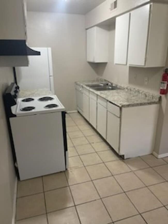 Building Photo - 2701 Poplar Cir