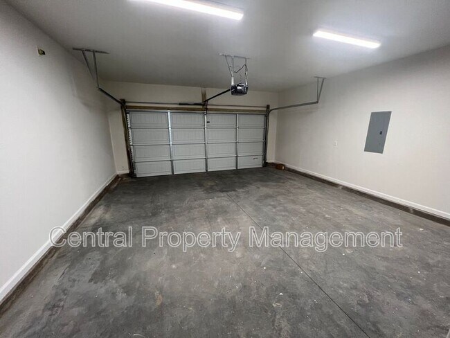 Building Photo - 102 Lariat Ct