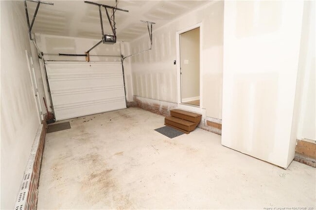 Building Photo - 104 Rainmist Cir