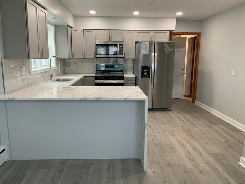 KITCHEN - 2228 W 71st St