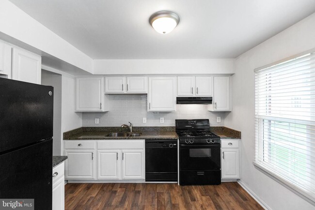 Building Photo - 14084 Fallbrook Ln