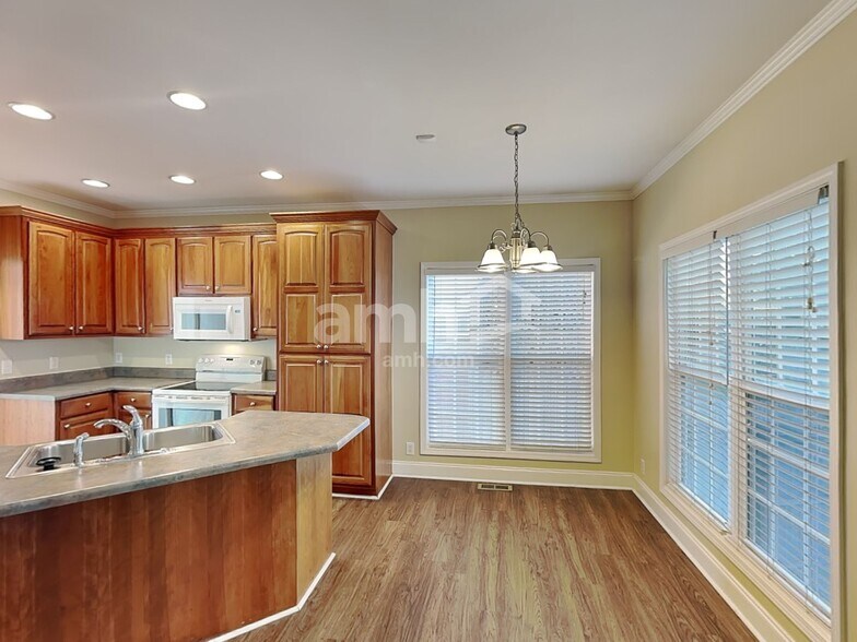 Building Photo - 2404 Adelaide Dr