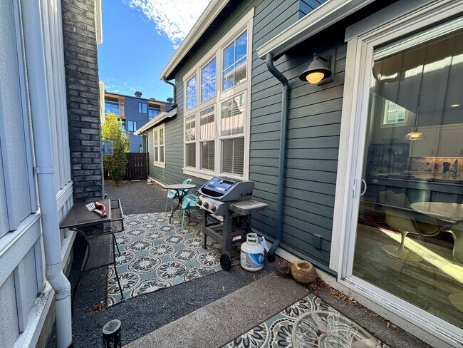 Building Photo - FOR RENT - All Inclusive Owner pays utilities - Furnished 3 bed, 2 bath NorthWest Crossing Townhome