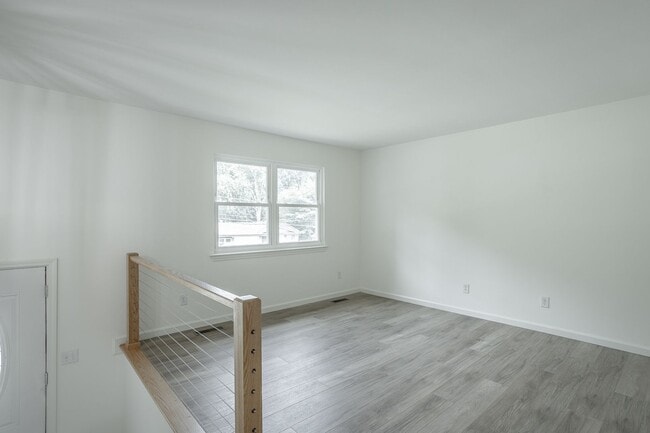 Building Photo - Spacious House in Hixson