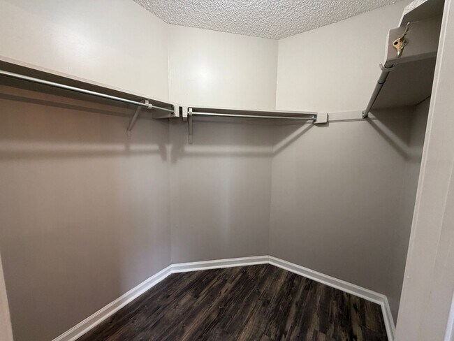 Building Photo - 401 Wild Grape Dr