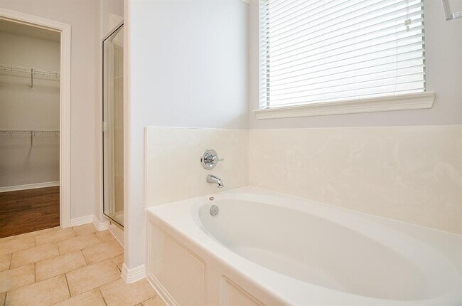 Building Photo - 3911 Fallsbrook Ct